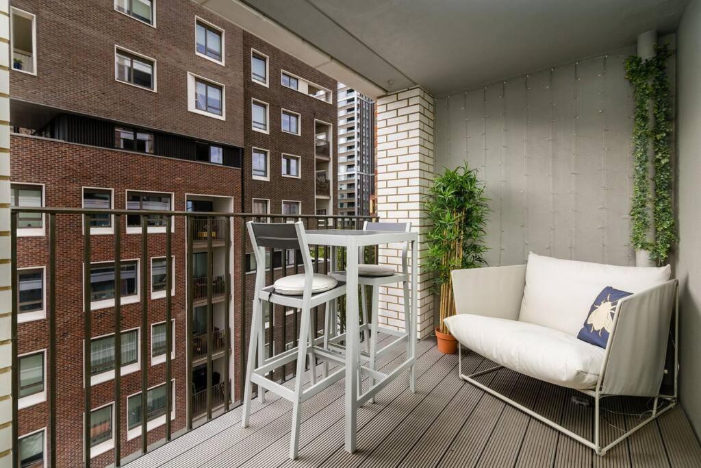 Superb 1 Bedroom Apartment 3Mins From Tube Station Londra Esterno foto