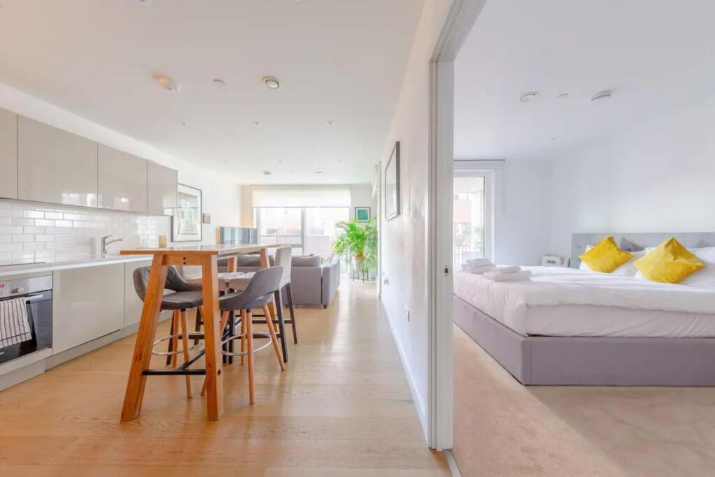 Superb 1 Bedroom Apartment 3Mins From Tube Station Londra Esterno foto