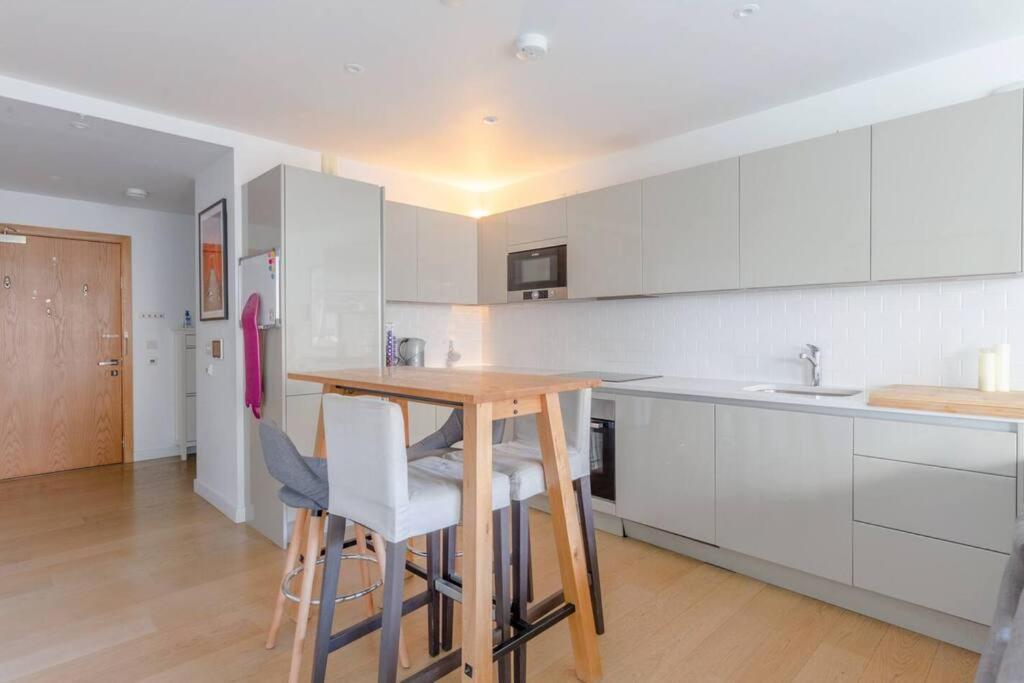 Superb 1 Bedroom Apartment 3Mins From Tube Station Londra Esterno foto