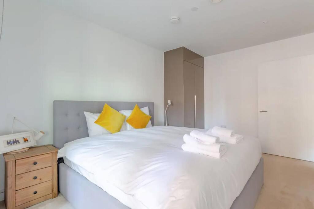 Superb 1 Bedroom Apartment 3Mins From Tube Station Londra Esterno foto