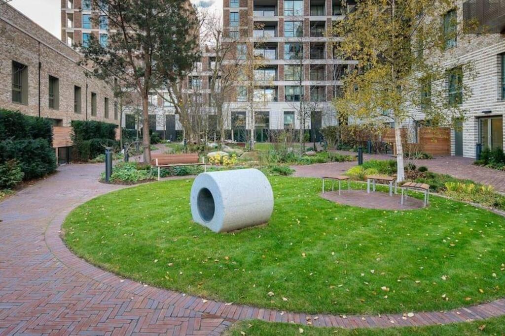 Superb 1 Bedroom Apartment 3Mins From Tube Station Londra Esterno foto