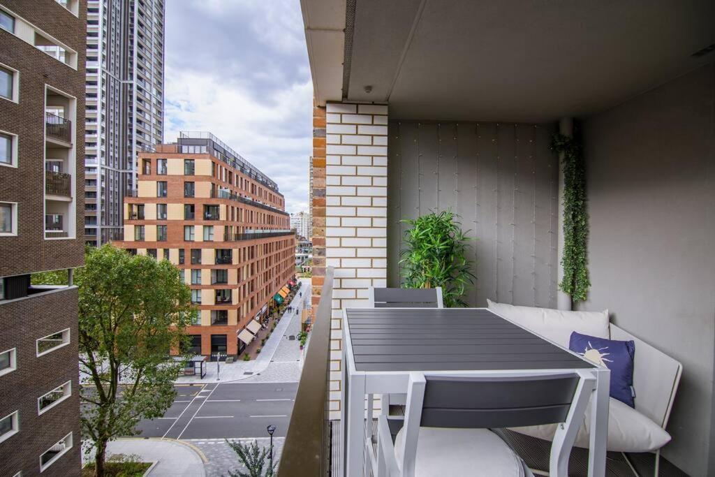 Superb 1 Bedroom Apartment 3Mins From Tube Station Londra Esterno foto