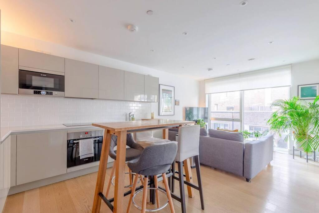 Superb 1 Bedroom Apartment 3Mins From Tube Station Londra Esterno foto
