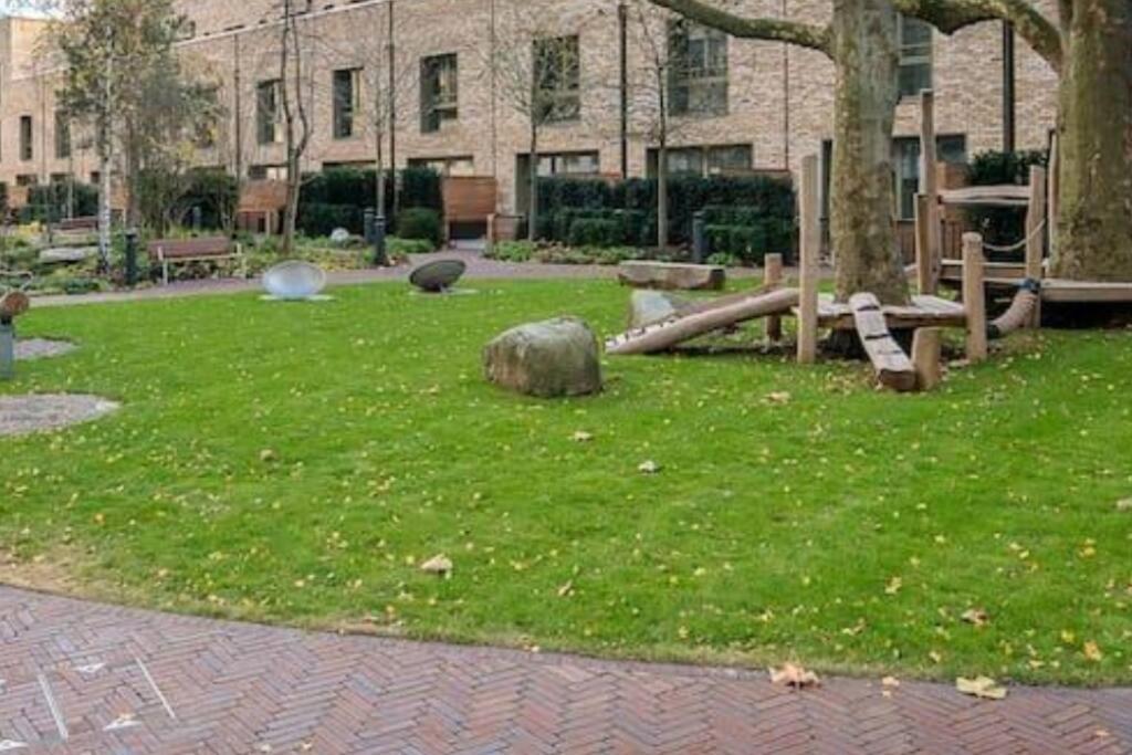 Superb 1 Bedroom Apartment 3Mins From Tube Station Londra Esterno foto