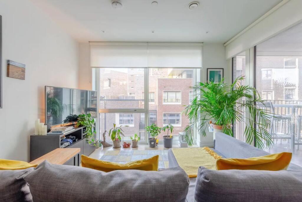 Superb 1 Bedroom Apartment 3Mins From Tube Station Londra Esterno foto