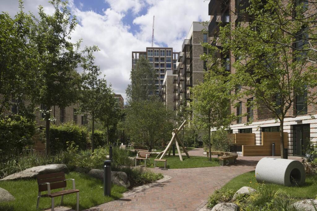Superb 1 Bedroom Apartment 3Mins From Tube Station Londra Esterno foto