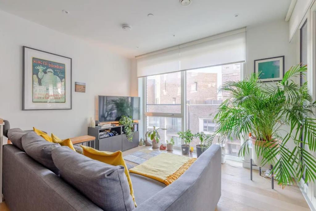 Superb 1 Bedroom Apartment 3Mins From Tube Station Londra Esterno foto