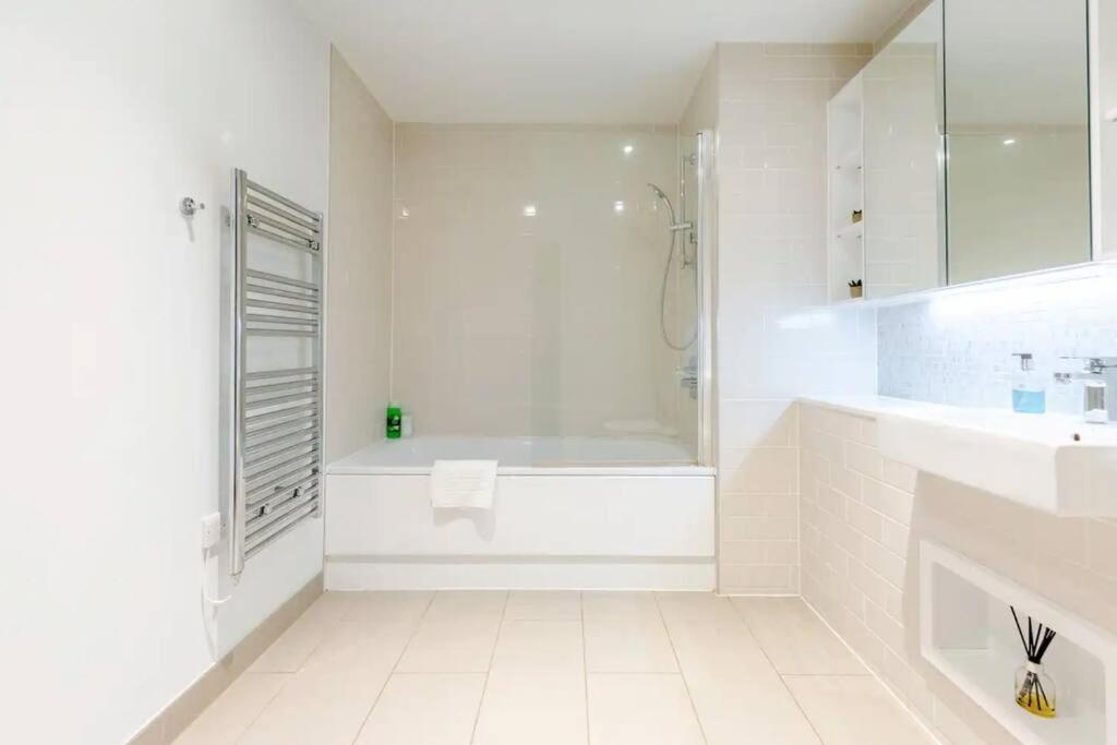 Superb 1 Bedroom Apartment 3Mins From Tube Station Londra Esterno foto