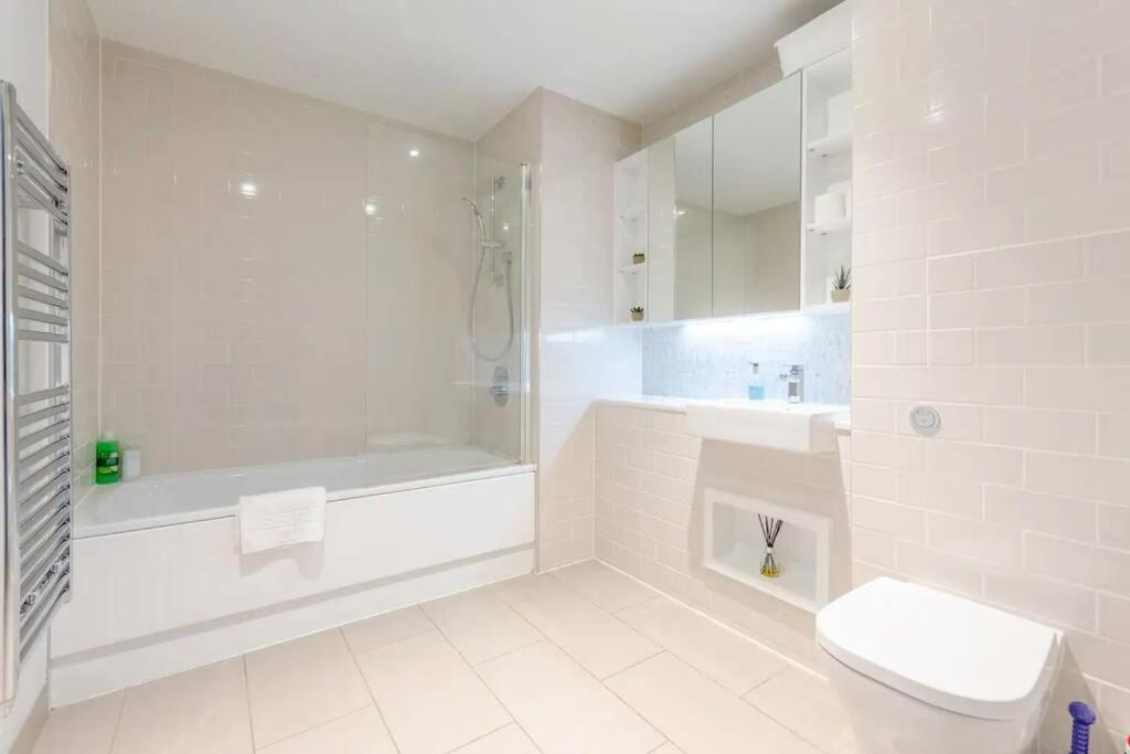 Superb 1 Bedroom Apartment 3Mins From Tube Station Londra Esterno foto